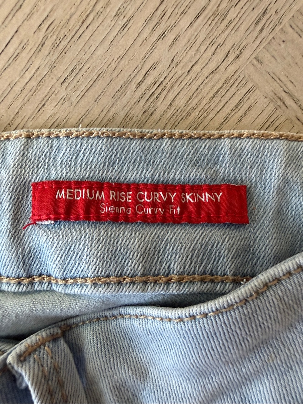 Guess Light Blue Distressed Denim Jeans with Red Logo - Picture 3 of 6